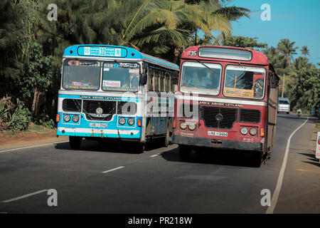 Autobus pubblici pericolosi sorpassi sulla strada principale vicino Unawatuna, Sri Lanka Foto Stock