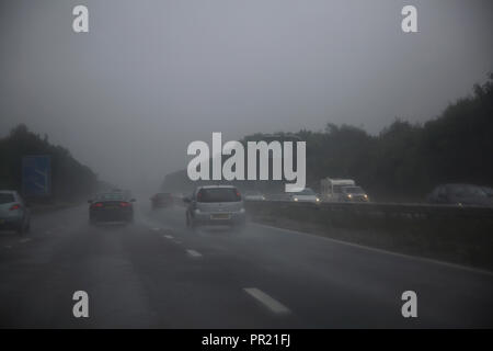 Il traffico in Heavy Rain per M3 Inghilterra del Sud Foto Stock