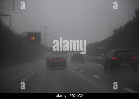 Il traffico in Heavy Rain per M3 Inghilterra del Sud Foto Stock