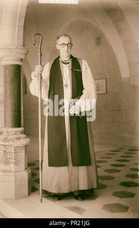 Il Vescovo e la sig.ra Stewart nel loro giardino a San Giorgio a. 1940, Gerusalemme, Israele Foto Stock