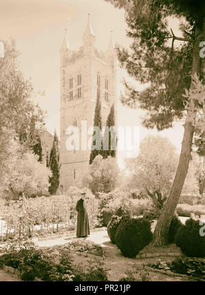 Il Vescovo e la sig.ra Stewart nel loro giardino a San Giorgio a. 1940, Gerusalemme, Israele Foto Stock