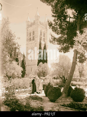 Il Vescovo e la sig.ra Stewart nel loro giardino a San Giorgio a. 1940, Medio Oriente Foto Stock