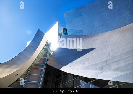 Los Angeles, California - 24 Febbraio 2018: dettaglio del Walt Disney Concert Hall con sun riflessione sul cielo blu Foto Stock