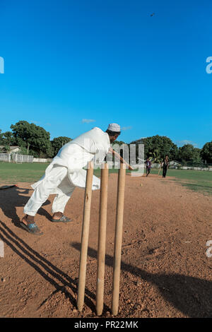 Giovani uomini che giocano gioco sociale di cricket a Trincomalee, Sri Lanka Foto Stock