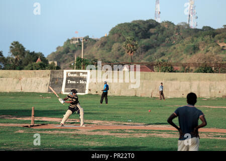 Giovani uomini che giocano gioco sociale di cricket a Trincomalee, Sri Lanka Foto Stock