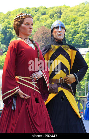 Un gigante medievale e la fanciulla cavaliere durante una processione/festival a Dinant (provincia di Namur), Belgio Foto Stock