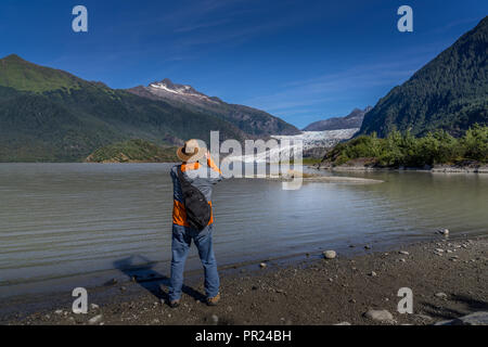 L uomo è fotografare Mendenhall Glacier Foto Stock