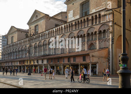 Ferrara, Italia - 10 Giugno 2017: la Loggia dei Mercanti lungo il lato del Duomo di Ferrara, Piazza Trento Trieste, Ferrara, Emilia Romagna, Italia, Europa Foto Stock