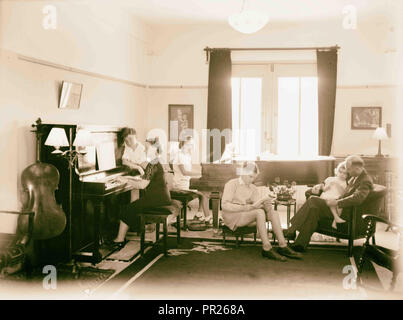 Il sig. Detcherd's house, ecc, Tripoli. Gruppi di famiglia intorno al pianoforte. 1940, Libano, Tripoli Foto Stock