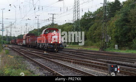 DB Classe V 60 locomotiva diesel con carri merci a Gremberg, Colonia, Germania. Foto Stock