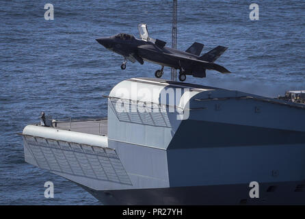 Royal Navy Cmdr. Nathan grigio, F-35 Integrated Test vigore al NAS Patuxent River, Md., rende sempre prima la F-35B Lightning II il decollo da HMS Queen Elizabeth. Due F-35Bs sbarcati a bordo del nuovo British Aircraft Carrier questa settimana per gettare le basi per i prossimi cinquanta anni di ala fissa aviazione in sostegno del Regno Unito portante della capacità di colpire. Foto di cortesia da Royal Navy Foto Stock