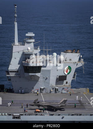 F-35B Lightning II getti a bordo di HMS Queen Elizabeth dopo aver apportato il loro primo sbarco ponte questa settimana, gettando le fondamenta per i prossimi cinquanta anni di ala fissa aviazione in sostegno del Regno Unito portante della capacità di colpire. Royal Navy Cmdr. Nathan Gray ha fatto storia per essere il primo a terra su seguita da Royal Air Force Sq. Ldr. Andy Edgell, entrambi i piloti di prova al test integrato vigore alla Naval Air Station Patuxent River, Maryland. Foto per gentile concessione della Royal Navy Foto Stock