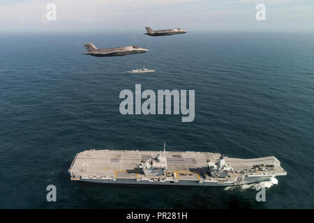 Due F-35B Lightning II jet fighter è felicemente atterrata a bordo di HMS Queen Elizabeth per la prima volta questa settimana, gettando le fondamenta per i prossimi cinquanta anni di ala fissa aviazione in sostegno del Regno Unito portante della capacità di colpire. Royal Navy Cmdr. Nathan Gray ha fatto storia per essere il primo a terra su, seguita dalla Royal Air Force Sq. Ldr. Andy Edgell, entrambi i piloti di prova al test integrato forza (ITF) in base alla Naval Air Station Patuxent River, Maryland. Foto per gentile concessione di Lockheed Martin Foto Stock