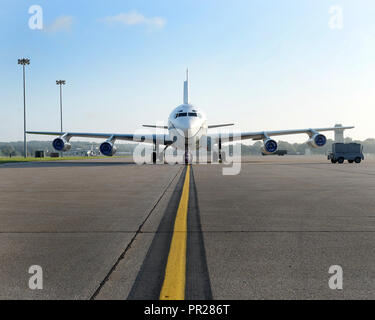 Un OC-135 Open Skies aeromobili parcheggiati su una rampa a Offutt Air Force Base, Nebraska sett. 14, 2018. Gli Stati Uniti Air Force opera modificati due Boeing 707 aeromobili come parte del 1992 Open Skies trattato che consente 26 paesi senza restrizioni il sorvolo dello spazio aereo nazionale per monitorare gli sviluppi militari. (U.S. Air Force foto di Charles J. Haymond) Foto Stock