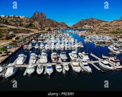 Il molo di yacht e barche. bahia e tetakahui hill in bahia accanto al deserto in San Carlos, Sonora, Messico. Golfo di California. Mare di ??Cortés. Mar Ber Foto Stock