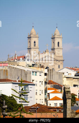 La Chiesa di Lapa a Porto come visto da una distanza, immerso in vari edifici. Foto Stock