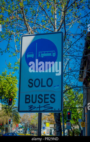 SANTIAGO, Cile - 17 settembre 2018: veduta esterna del cartello informativo di soltanto gli autobus fermano in una struttura metallica a Santiago Foto Stock