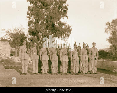 Disturbi della Palestina 1936. I Royal Engineers "osservatori" nel fascio di luce che viene riprodotto sulla città e campagna Foto Stock