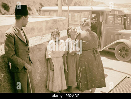 Risultato di atti terroristici e le misure del governo. Polizia russa-donna ricerca femmina Ebraico per i bracci in corrispondenza della Porta di Jaffa. 1938 Foto Stock