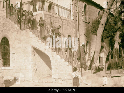 Attacco di ribelli su Betlemme, Sett. 14, 1938 giovani arabi precipitosamente la cancellazione al di fuori del palazzo eviscerato Foto Stock