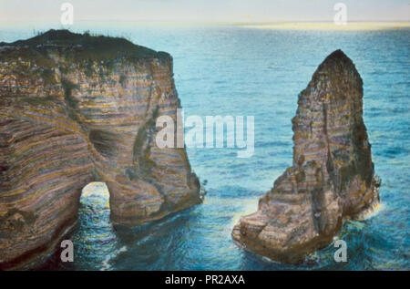 Lungo la costa mediterranea a sud. Beirut, Pigeon Rocks. 1950, Libano, Beirut Foto Stock