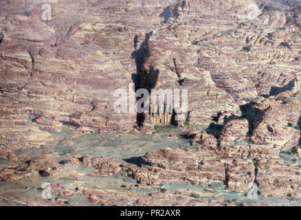 Petra, Mt. Hor e Akabah. Petra montagna cresta, il monte Seir. Gen. 145-6, 323. 1950, Giordania, Petra, estinto city Foto Stock