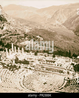 Delphi in Grecia. Il teatro e il Tempio di Apollo al di là sulla sinistra. 1950, Grecia, Delphi Foto Stock