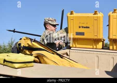 Spc. Charles Vincent si prepara ad assemblare il mobile rover GNSS, che vengono utilizzati per ricevere la posizione e le coordinate di elevazione da un satellite prima di trasferirli alla base stazionaria ricevitore. La coordinata è quindi legato alla base del ricevitore coordinate, mediato, e nuovamente inviato al mobile rover. Essi sono che istituisce il grado per una rotaia mobile-sistema di destinazione al non-standard live-fire gamma al Joint National Training Centre, Cincu, Romania. Questo progetto è parte del castello risoluto 17, un'operazione per aiutare a costruire relazioni con la NATO e di aumentare la sua capacità Foto Stock