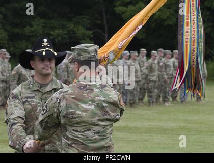 Lt. Col. Leonard Poirier, comandante uscente, 1° Stormo, 172nd reggimento di cavalleria (montagna), passa il gruppo di colori per Col. Andrew Harris, 86a brigata di fanteria combattere Team (Montagna) commander, durante l'unità di cambiamento di cerimonia di comando a Camp Ethan Allen Sito di formazione, Gerico, Vt. Luglio 23, 2017. Lt. Col. Poirier rinunciato a comando al comandante in arrivo Lt. Col. Kevin Biggie. Foto Stock