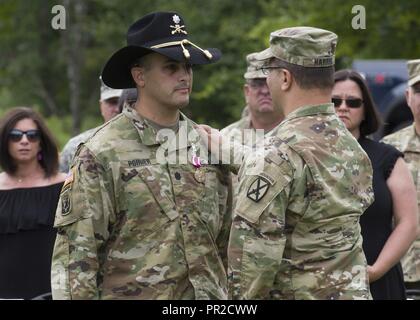 Lt. Col Leonard Poirier, comandante uscente, 1° Stormo, 172nd reggimento di cavalleria (montagna), si è aggiudicata il servizio meritevole medaglia da Col. Andrew Harris, 86a brigata di fanteria combattere Team (Montagna) comandante per le sue prestazioni come comandante durante l'unità di cambiamento di cerimonia di comando a Camp Ethan Allen Sito di formazione, Gerico, Vt., 23 luglio, 2017. Lt. Col. Poirier rinunciato a comando al comandante in arrivo Lt. Col. Kevin Biggie durante la modifica del comando cerimonia. Foto Stock