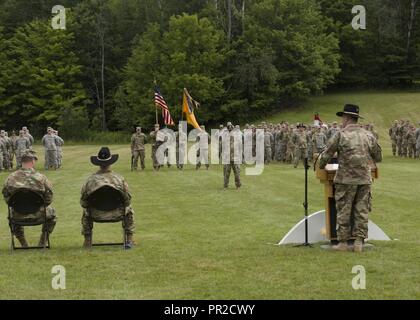 Lt. Col. Kevin Biggie, comandante in entrata, 1° Stormo, 172nd reggimento di cavalleria (montagna), affronta i suoi soldati durante la modifica del comando cerimonia al Camp Ethan Allen Sito di formazione, Gerico, Vt., 23 luglio, 2017. Lt. Col. Biggie comando accettato dal comandante uscente Lt. Col. Leonard Poirier. Foto Stock