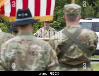 Lt. Col. Kevin Biggie, comandante in entrata, 1° Stormo, 172nd reggimento di cavalleria (montagna), affronta i suoi soldati durante la modifica del comando cerimonia al Camp Ethan Allen Sito di formazione, Gerico, Vt., 23 luglio, 2017. Lt. Col. Biggie comando accettato dal comandante uscente Lt. Col. Leonard Poirier. Foto Stock