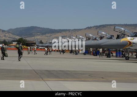 F-15 piloti passo per i loro aerei durante la sentinella Eagle Open House svoltasi il 22 luglio 2017 a Kingsley Campo in Klamath Falls, Oregon. Sentry Eagle è una quattro giorni di grande forza di esercizio che riunisce diversi aeromobili e di unità di tutto il paese per dissimili Air Combat training. Inoltre, l'anta si apre le sue porte al pubblico per un giorno durante la loro biennale aperta house. Foto Stock