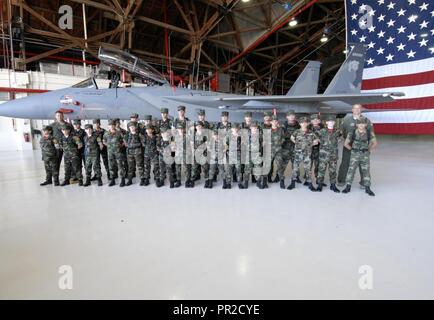 Un gruppo di giovani Marines dal sud della Oregon posano con due piloti dal 173rd Fighter Wing per una foto di gruppo di fronte a una visualizzazione statica F-15 Eagle dal 173rd Fighter Wing durante la sentinella Eagle Open House svoltasi il 22 luglio 2017 a Kingsley Campo in Klamath Falls, Oregon. Sentry Eagle è una quattro giorni di grande forza di esercizio che riunisce diversi aeromobili e di unità di tutto il paese per dissimili Air Combat training. Inoltre, l'anta si apre le sue porte al pubblico per un giorno durante la loro biennale aperta house. Foto Stock