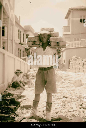 Colonie ebraiche e insediamenti. Tel Aviv. Portare mattoni. 1920, Israele, Tel Aviv Foto Stock