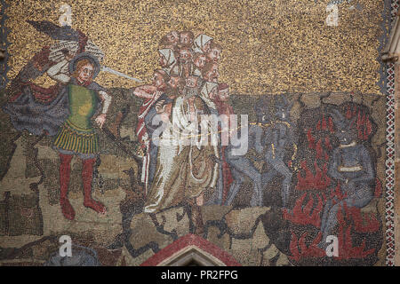 Dannati a piedi verso l'Inferno illustrato nell'ultima sentenza mosaico datato 1370-1371 sopra il Golden Gate sulla facciata a sud di San Vito' cattedrale nel Castello di Praga a Praga, Repubblica Ceca. Foto Stock