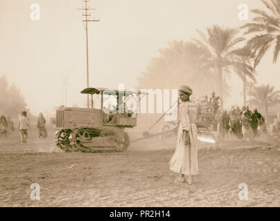 Medical College, Baghdad & road bldg. [Cioè, edificio], trattore tirando il carrello. 1932, l'Iraq, a Baghdad Foto Stock