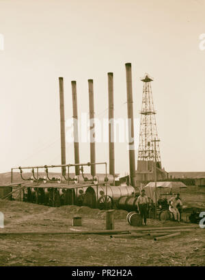 L'Iraq. I pozzi petroliferi e accampamento dell'Iraq Petroleum Company. (5 miglia S. di Kirkuk). Kirkuk distretto. Un olio trapanatore. Foto Stock