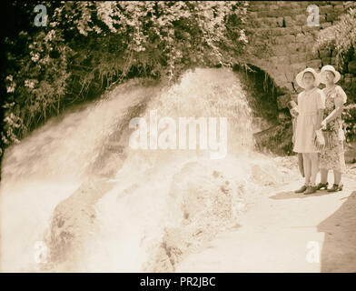 Montare il Libano. Beirut. Aleih, Ras-el-Metn distretto. Il Libano. La fontana di Saffa. Tipica molla abbondante del Libano. 1920 Foto Stock