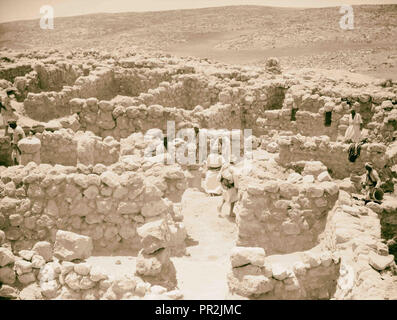 Gli scavi. Tell Beit Mirsim, (Kirjath Sepher). Vista generale di rovine. Dopo lo scavo. 1920, Israele, Debir, estinto city Foto Stock