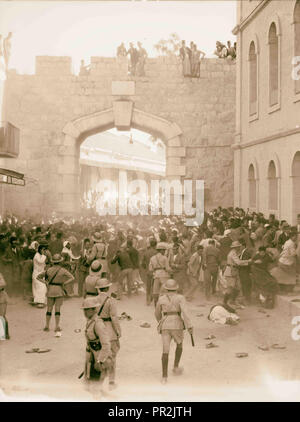 Dimostrazioni araba su 13 ottobre e 27, 1933. In Gerusalemme e Jaffa. Arab dimostrazione presso la nuova porta. Cordone di polizia arresto Foto Stock