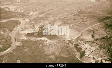 Viste di aria della Palestina. Volare a sud oltre il Giordano Rift. Galaad i sentieri che portano alla Giordania. Contrafforti orientali. 1931 Foto Stock