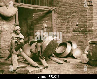 L'Iraq. (Mesopotamia). Baghdad. Viste, scene di strada e tipi. Lavoratori di rame con primitiva cavalli in legno Foto Stock