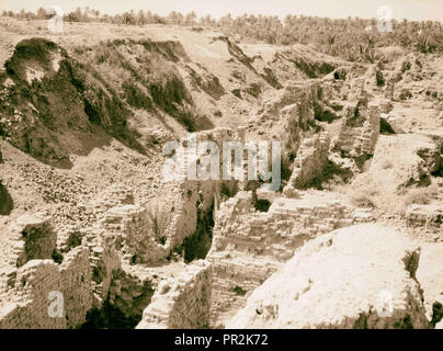 L'Iraq. Babilonia "grandi". varie viste del fatiscenti rovine. Resti delle mura della città. 1932, l'Iraq, Babilonia, estinto city Foto Stock