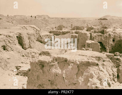 L'Iraq. Babilonia "grandi". varie viste del fatiscenti rovine. Resti di Belshatsar's Palace. 1932, l'Iraq, Babilonia Foto Stock