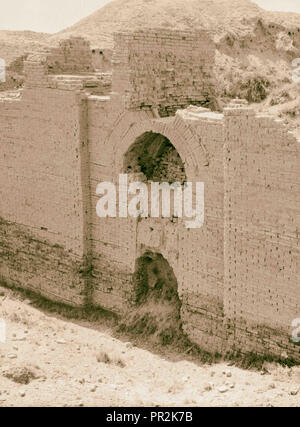 L'Iraq. Babilonia "grandi". varie viste del fatiscenti rovine. Gateway nella Nebukadnetsar's Palace. 1932, l'Iraq, Babilonia Foto Stock
