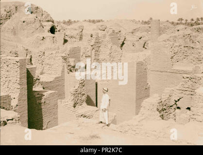 L'Iraq. Babilonia "grandi". varie viste del fatiscenti rovine. Pareti in mattoni e torri nei pressi di Ishtar gate. 1932, l'Iraq Foto Stock