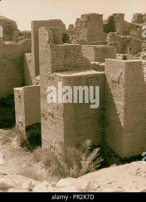 L'Iraq. Babilonia "grandi". varie viste del fatiscenti rovine. La porta di Ishtar che mostra gli animali in rilievo su pareti in muratura. 1932 Foto Stock