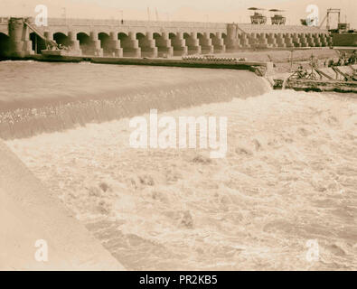 L'Iraq. Hindiyah Barrage. A circa 48 miglia a S.E. di Baghdad. La formazione di schiuma di acque provenienti attraverso le chiuse. 1932, l'Iraq, al-Hindiyah Foto Stock