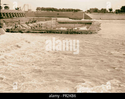 L'Iraq. Hindiyah Barrage. A circa 48 miglia a S.E. di Baghdad. Sotto la diga guardando attraverso l'acqua. 1932, l'Iraq, al-Hindiyah Foto Stock